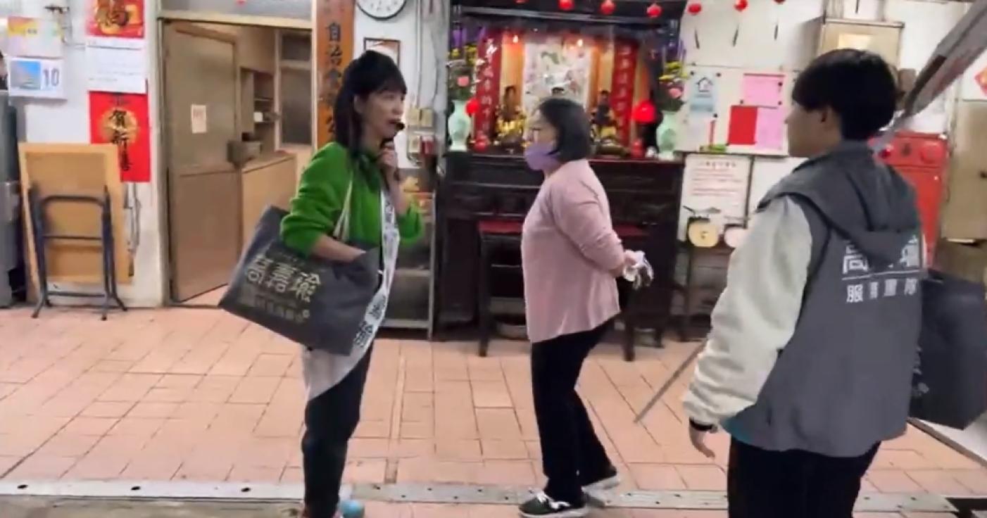 高嘉瑜掃街拜票巧遇李彥秀媽媽，兩人展開舌戰。翻攝直播畫面