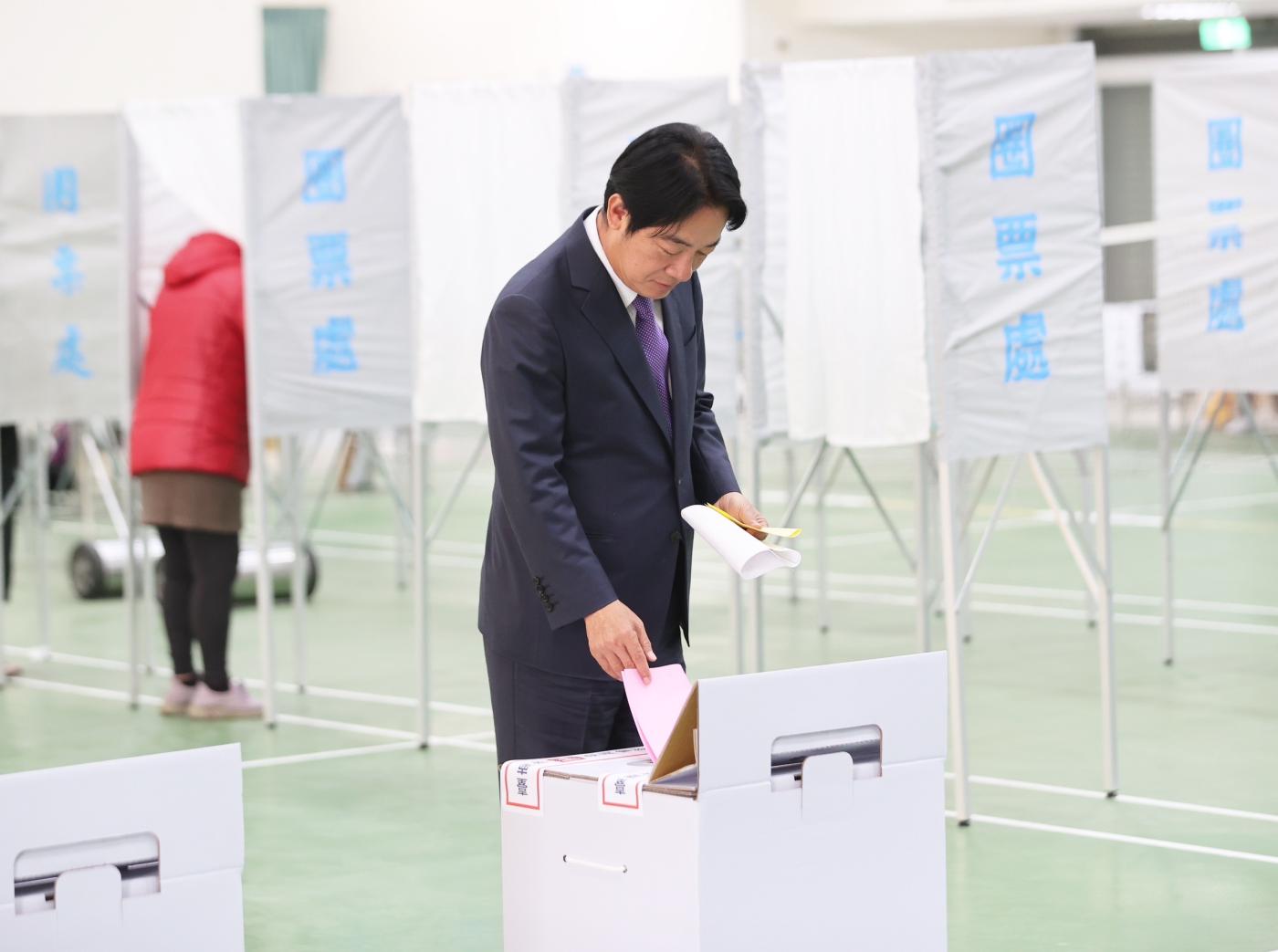 民進黨總統候選人賴清德今天上午到安平國中投票。辛啓松攝
