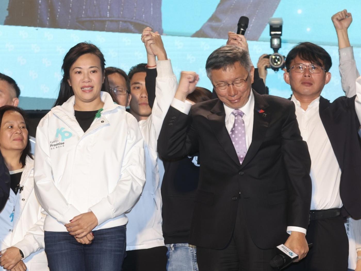 柯文哲（前右）、吳欣盈（前左）13日晚間在競總承認敗選，他拜託大家不要放棄，台灣需要藍綠以外的聲音。中央社