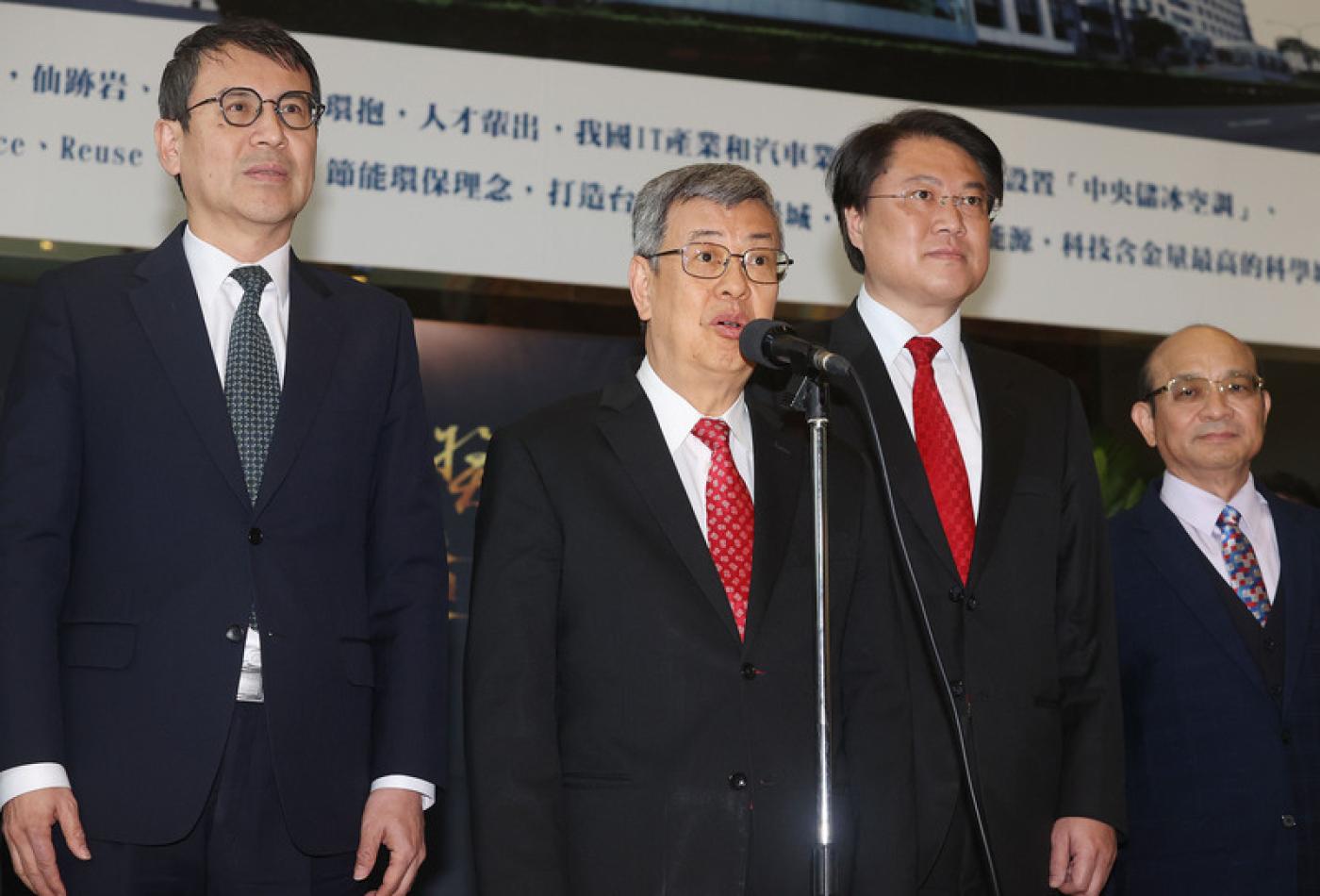 行政院長陳建仁（左2），右2為內政部長林右昌。中央社
