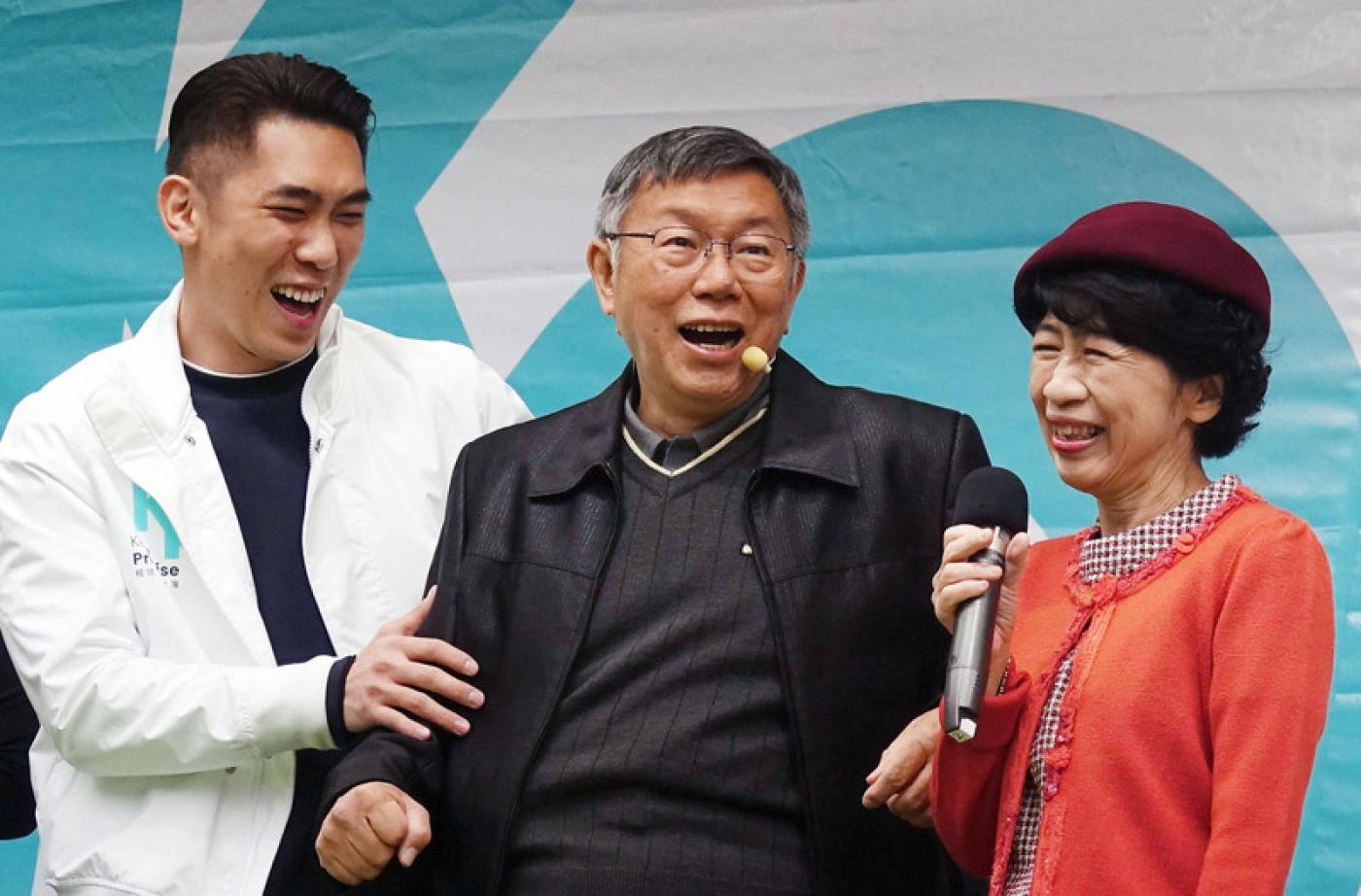 柯文哲（中）21日赴台北榮星花園出席選後首場謝票活動「阿北森友會」，與妻子陳佩琪（右）在台上互動熱絡。中央社  