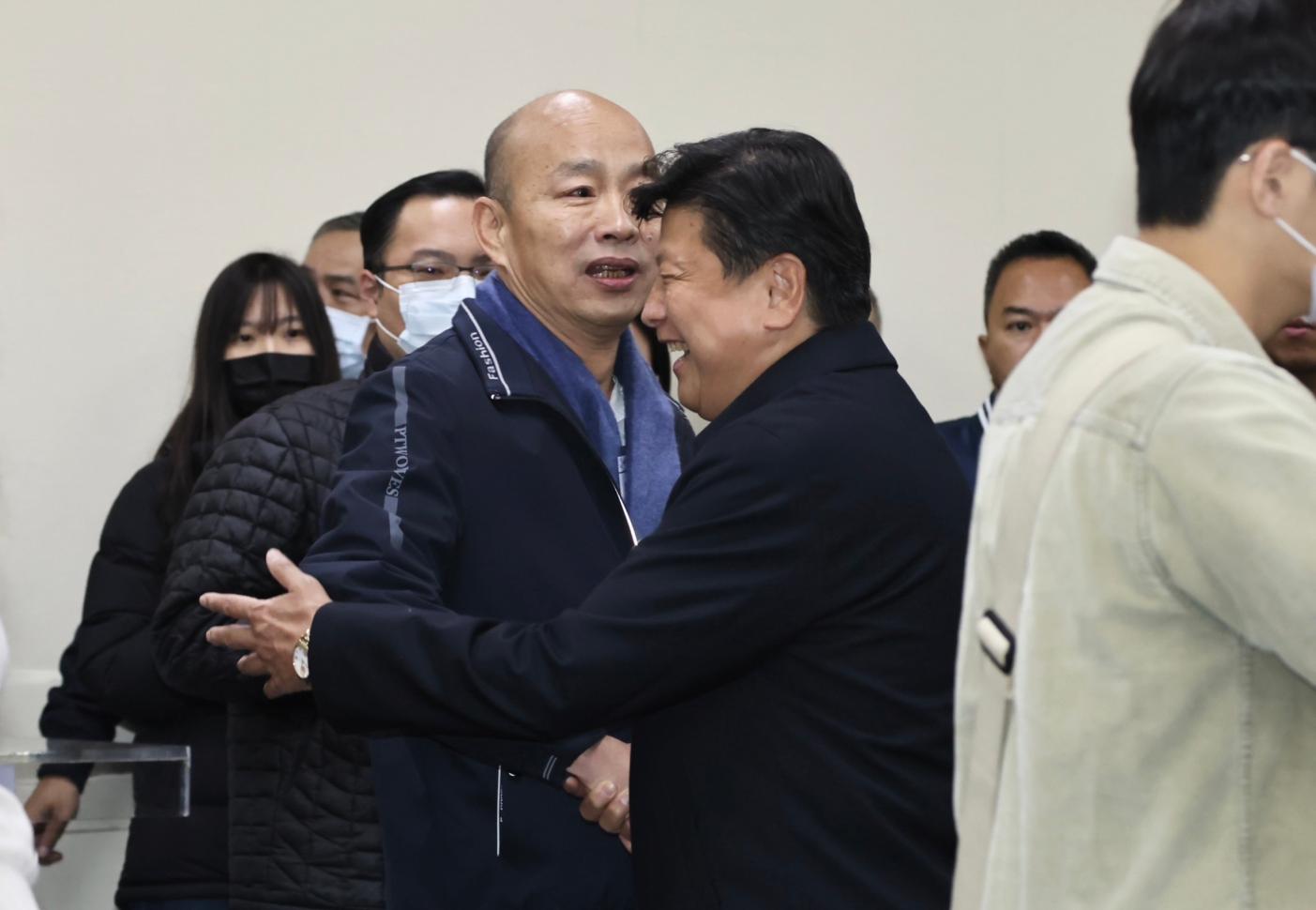 國民黨22日舉辦新科立委座談會，韓國瑜與傅崐萁兩人相互握手擁抱互道恭喜。林啟弘攝