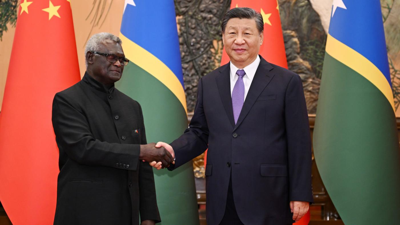 索羅門群島總理蘇嘉瓦瑞（左）曾訪問中國，與中國國家主席習近平合影。翻攝@SpokespersonCHN「X」社群平台