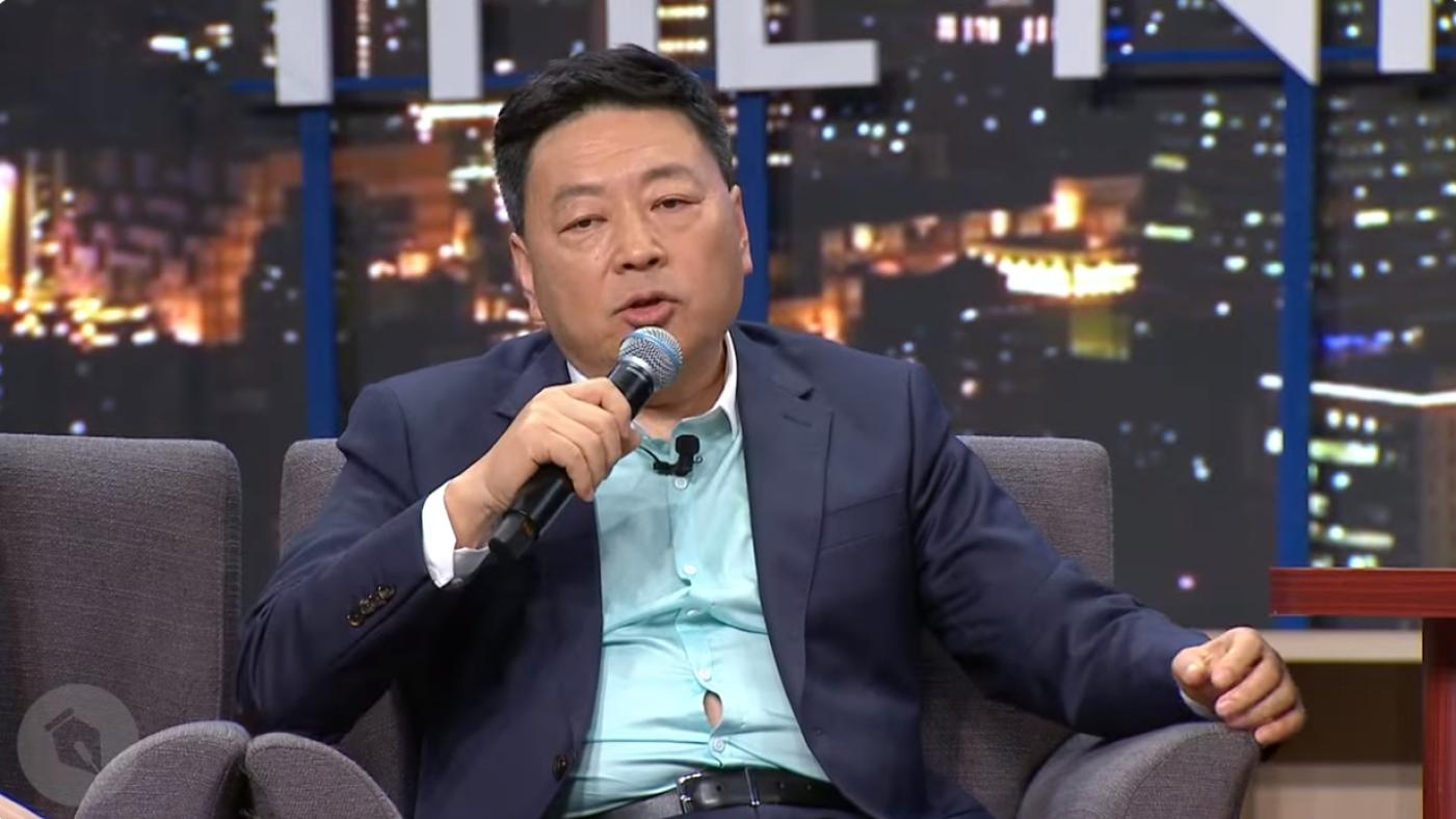 中國媒體人王志安在《賀瓏夜夜秀》節目談話惹議。翻攝YT節目畫面