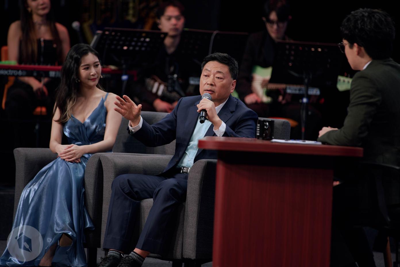 中國媒體人王志安上《賀瓏夜夜秀》影射身障者，引發爭議。翻攝王 薩泰爾娛樂臉書
