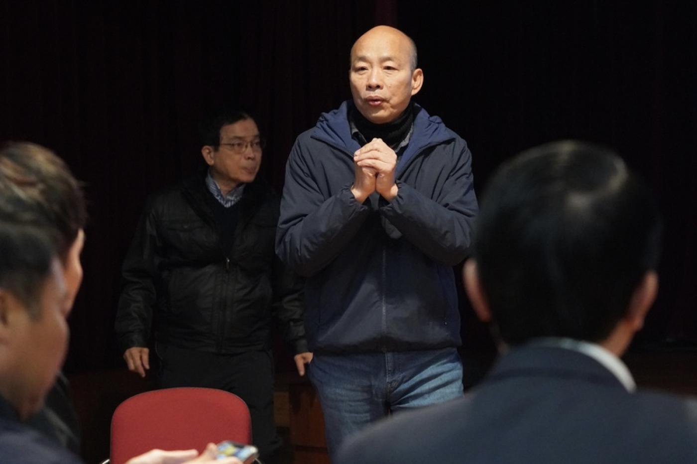 韓國瑜（中）出席戰鬥藍發起人趙少康25日舉辦的「如何當個好立委」戰鬥營。中央社