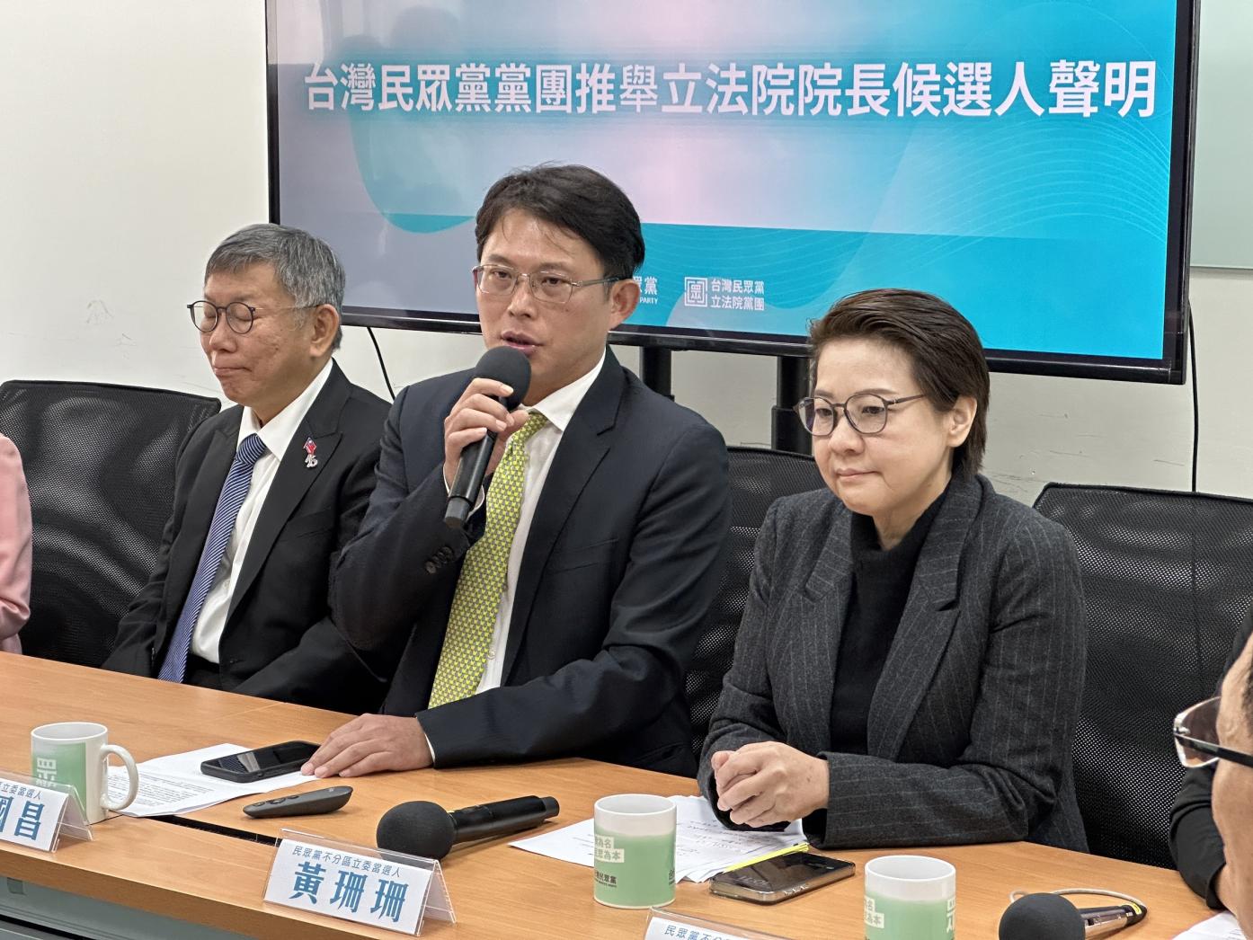 黃國昌（中）31日宣布，黨團經過8位準立委討論，一致決議推舉黃珊珊（右）角逐立法院長。林啟弘攝