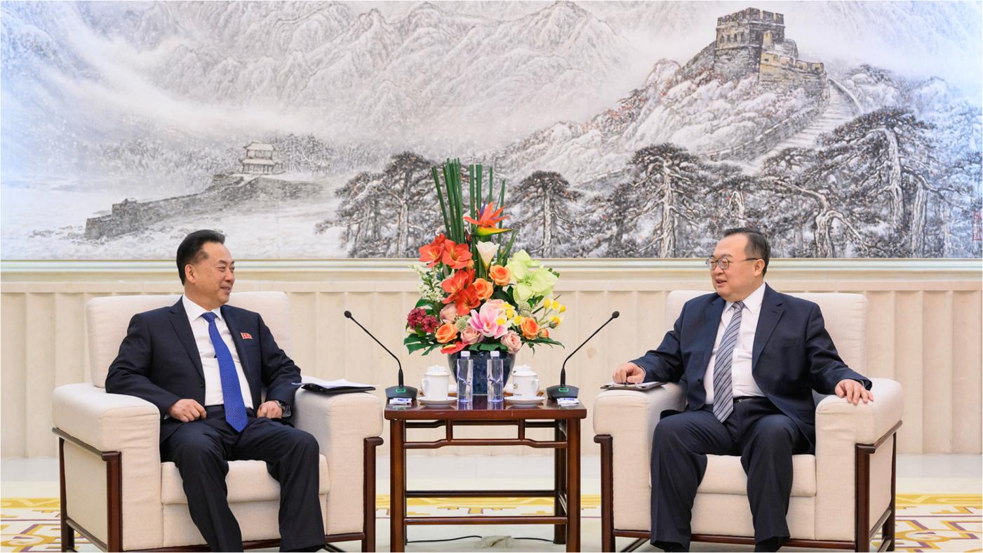中聯部長劉建超(右)1月19日在北京會見朝鮮駐中國大使李龍男，​​共同宣布將2024年確定為「中朝友好年」。翻攝中聯部網站