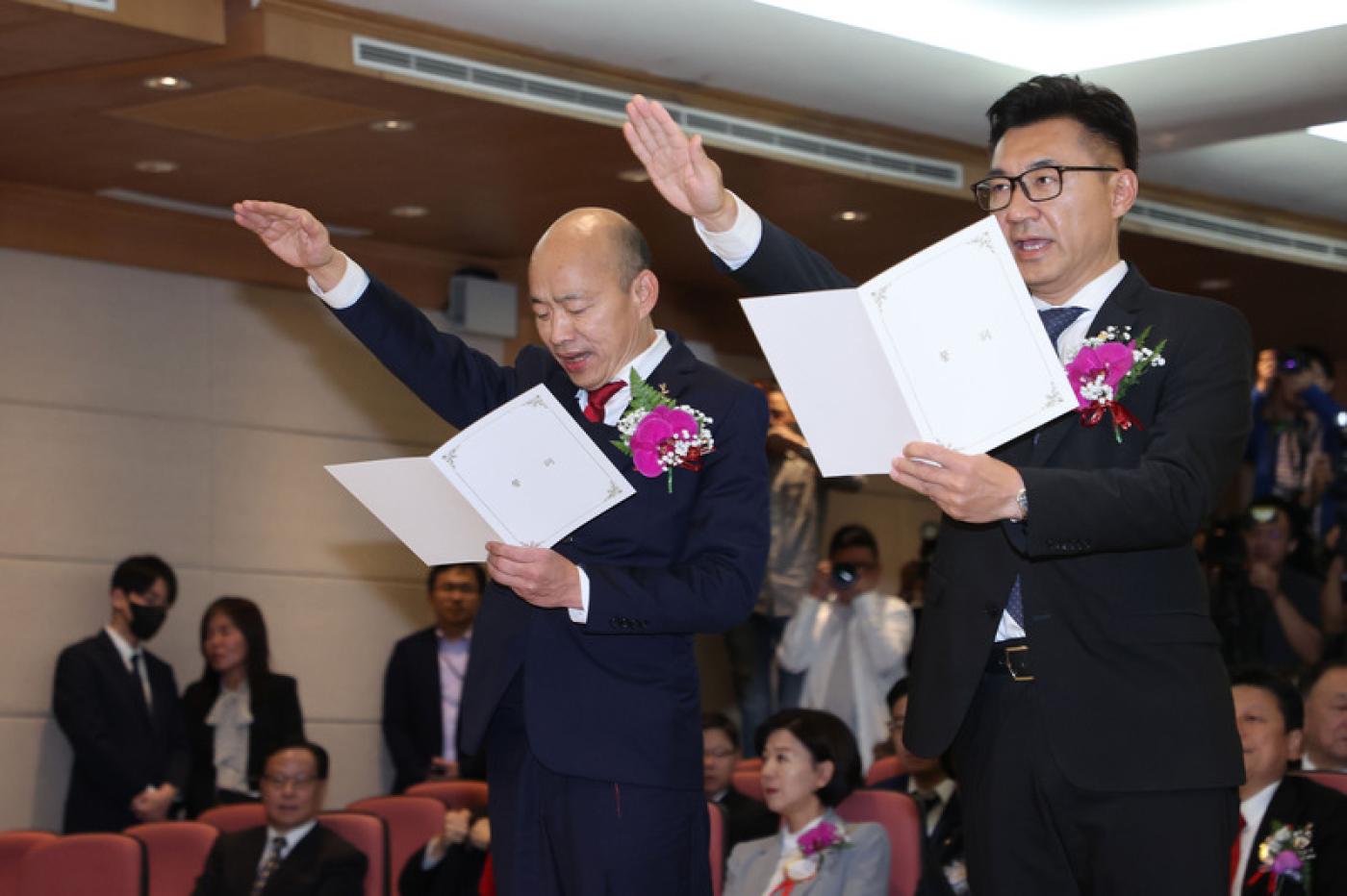 韓國瑜（右2）、江啟臣（右）1日當選第11屆立法院正、副院長，傍晚在各界見證下完成宣誓就職儀式。立法院記者聯誼會提供