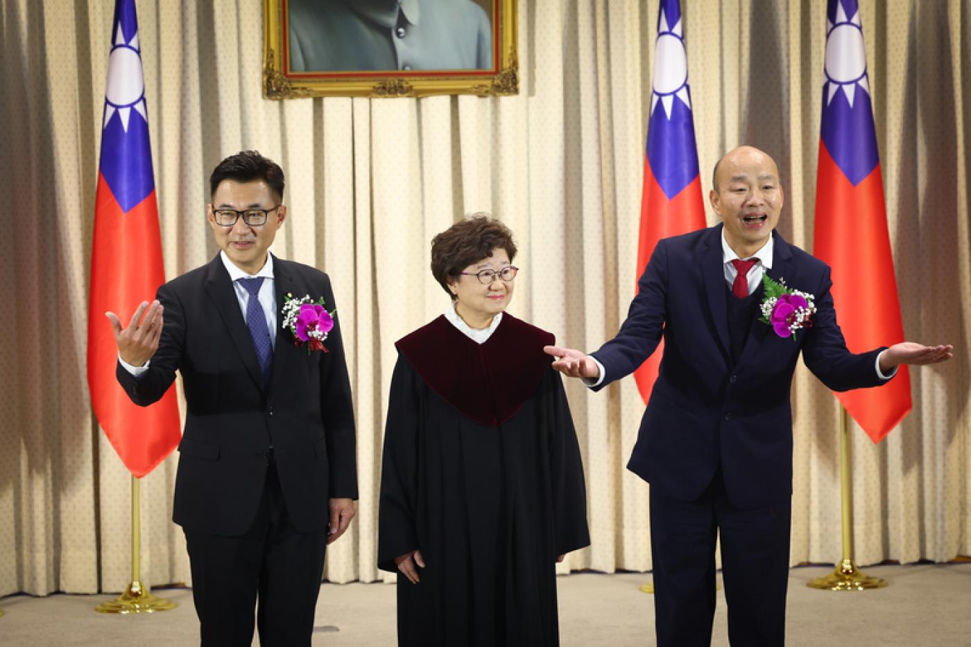 韓國瑜（右）、江啟臣（左）1日在大法官楊惠欽（中）見證下宣誓就職。中央社