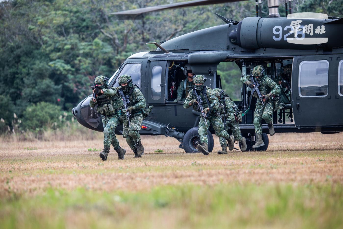 特戰部隊與陸航UH-60M黑鷹直升機實施「陸空聯訓」，進行機動抵達目標及機降演練。軍聞社