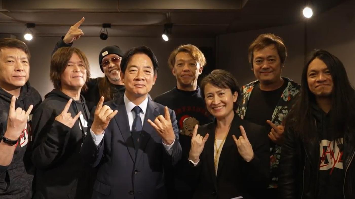 準總統賴清德(前排左三)、準副總統蕭美琴(前排左四)合體飆歌拍攝MV。民進黨提供