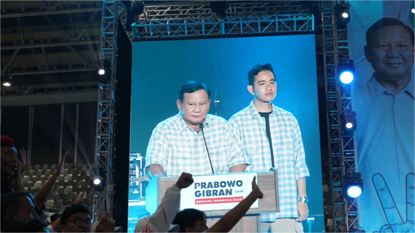 印尼準總統普拉伯沃（左）與副手吉伯朗（右）14日晚間舉行慶祝晚會，他們在舞台上一一向競選團隊的幹部表示感謝。中央社