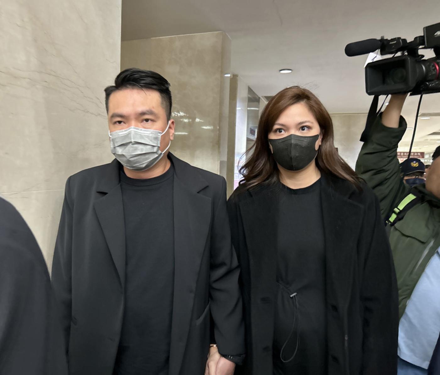 鍾沛君（右）及丈夫陳布朗（左）庭訊後離開法院。中央社