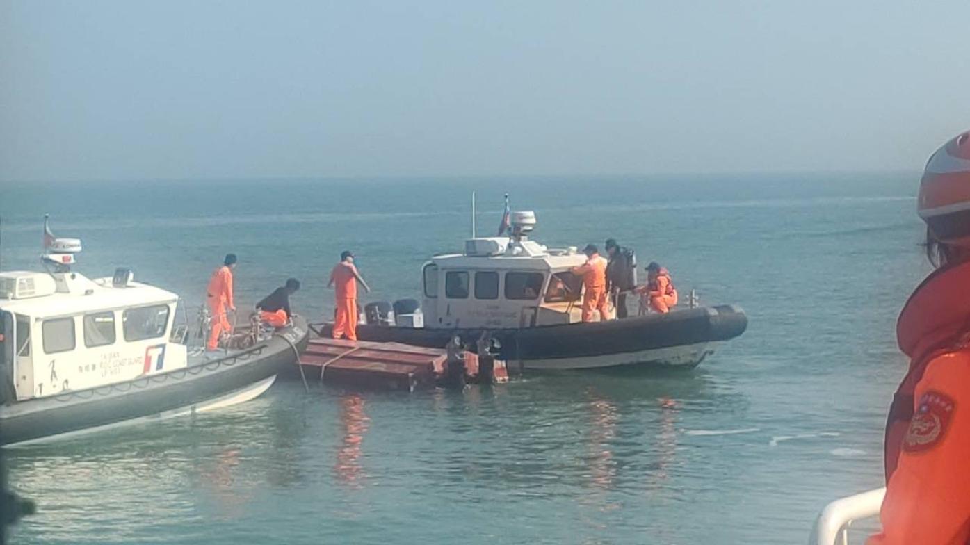 中國快艇金門海域越界捕魚拒檢蛇行翻覆，4人落海2人死亡。海巡署提供