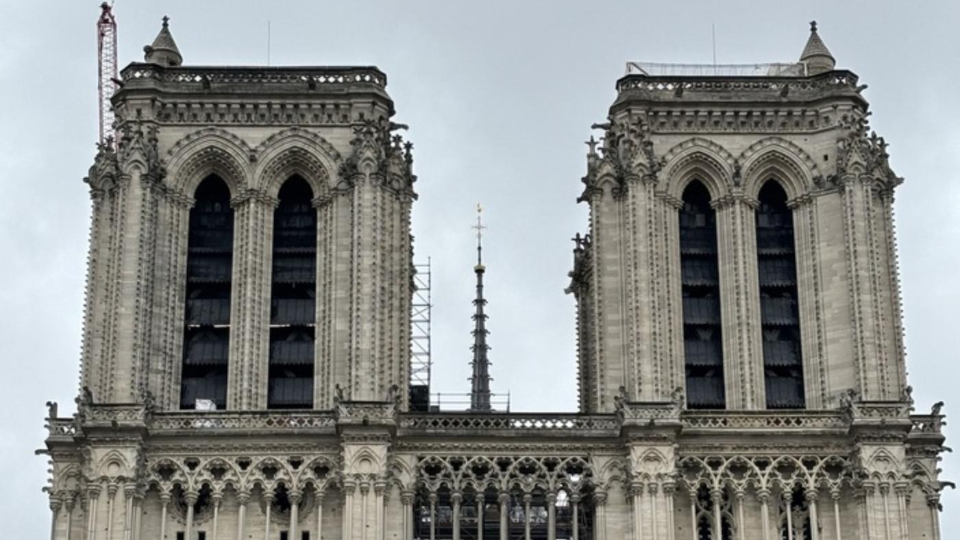  大火近5年後，巴黎聖母院標誌性尖塔和金雞終於浴火重生，過去用於施工及保護尖塔的鷹架已拆除，使尖塔在藍天映襯下一覽無遺。 中央社