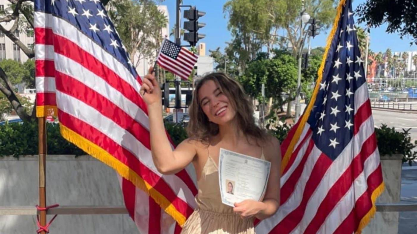 卡瓦娜取得美國國籍時，開心地與美國國旗合影。翻攝@InnaVernikov「X」社群平台