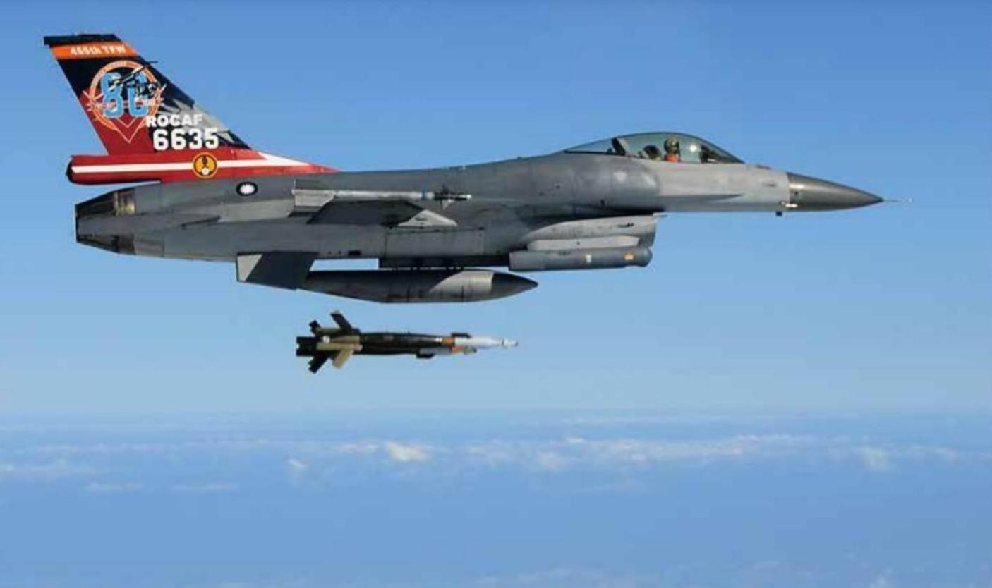 美宣布對台軍售, 執行Link-16 系統提升先期規劃。圖為F-16戰機發射雷射導引炸彈資料照片