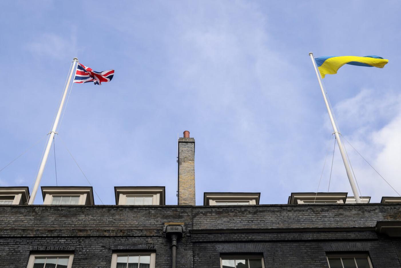 俄羅斯2022年2月24日全面侵略烏克蘭，至今烏克蘭國旗仍可見於英國首相官邸等重要官方建築。首相蘇納克強調，英國將支持烏克蘭直到獲勝，無論需要多久。英國首相府提供