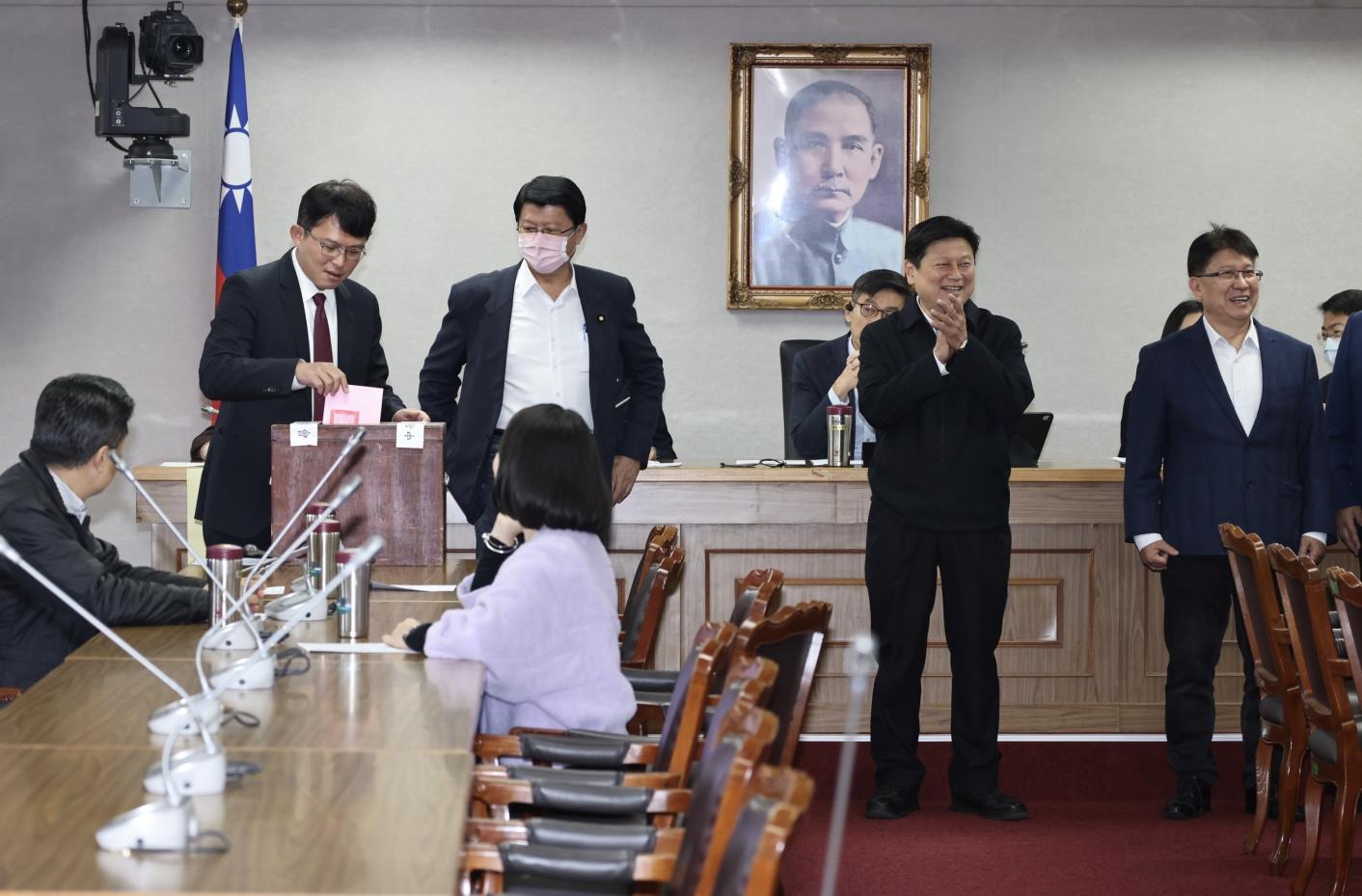立院委員會召委選舉藍白合作，黃國昌（左）投票時，傅崐萁（右二）在一旁拍手讚好，氣氛融洽。林啟弘攝