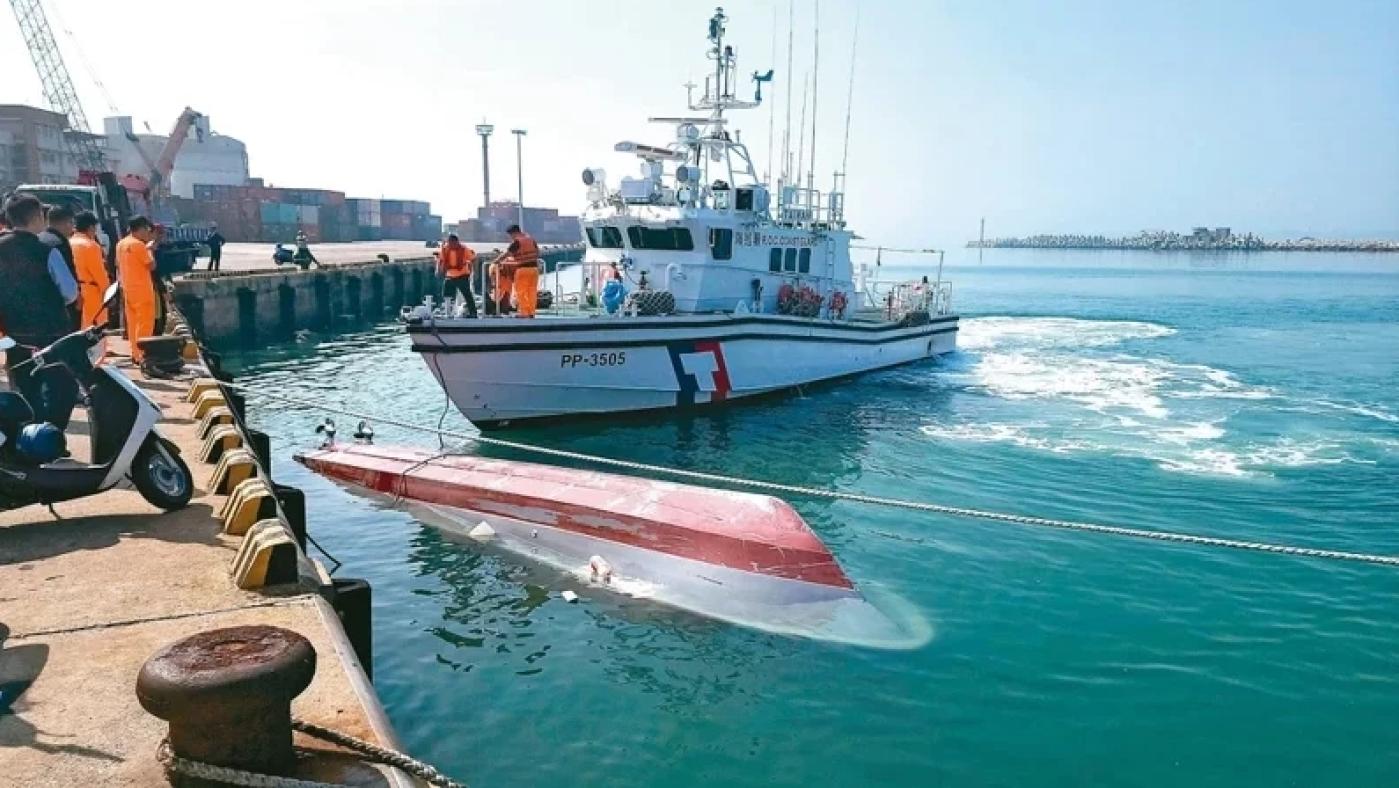 2月14日金門海域發生執法意外傷亡事件，圖為海巡署第9海巡隊當天將翻覆的大陸快艇拖回金門料羅碼頭蒐證勘驗。海巡署提供