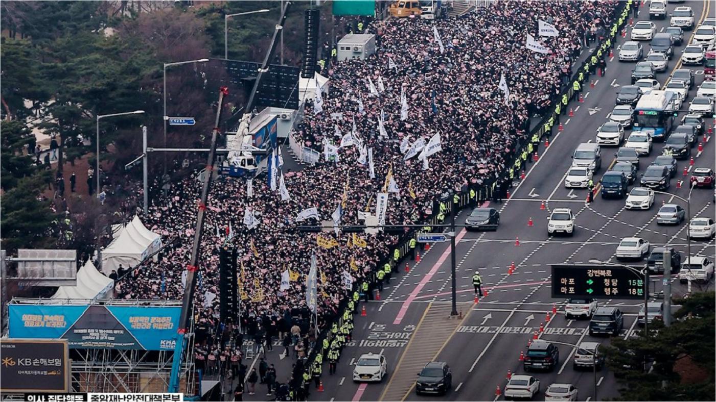  韓國實習醫生3月4日曾走上街頭遊行抗議醫學院擴招政策。翻攝@mohwpr「X」社群平台