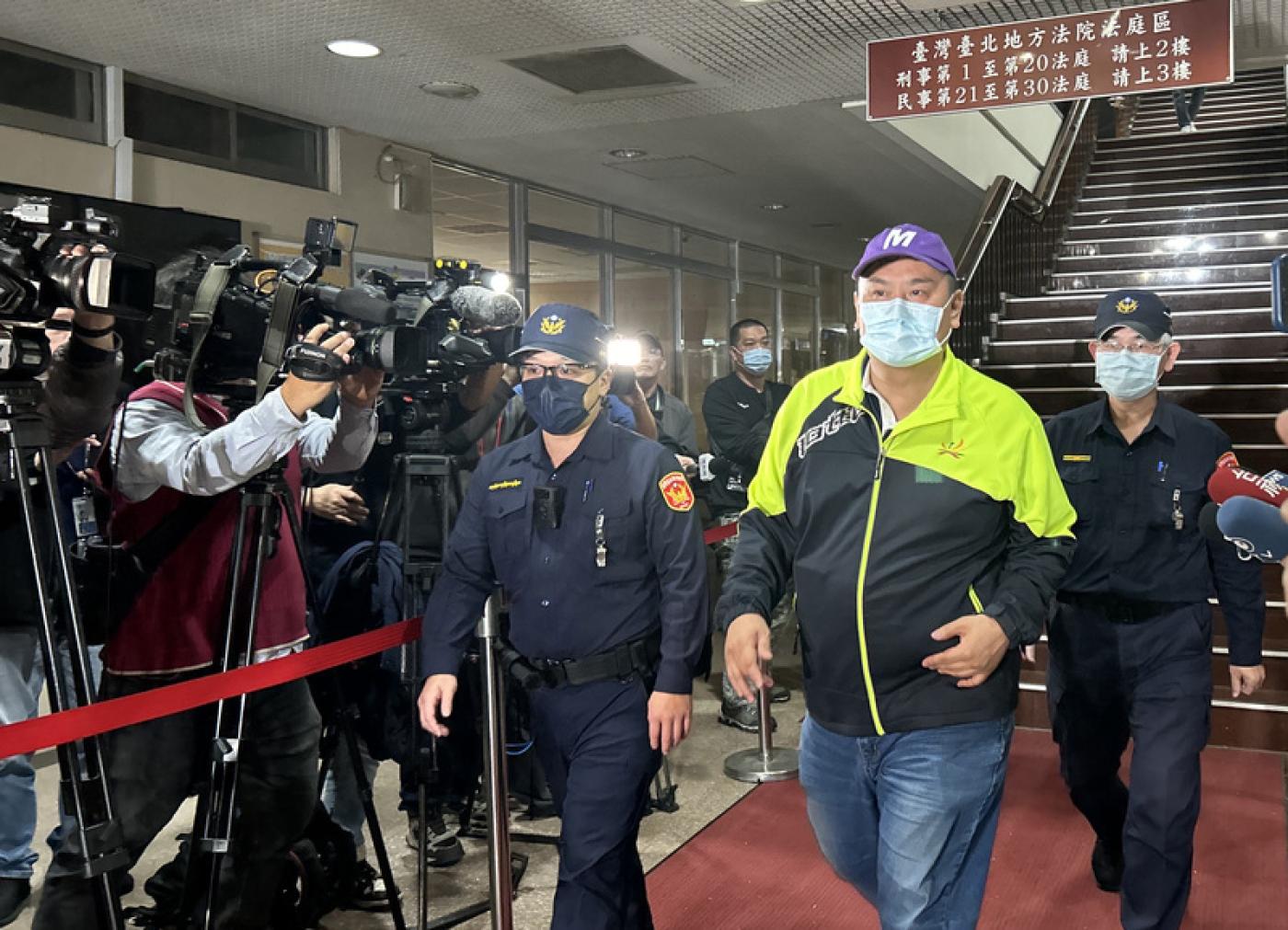  國民黨籍台北市議員陳重文（右2）被控圖利警用監視器業者遭聲押，台北地方法院15日晚間裁定以新台幣200萬元交保。中央社