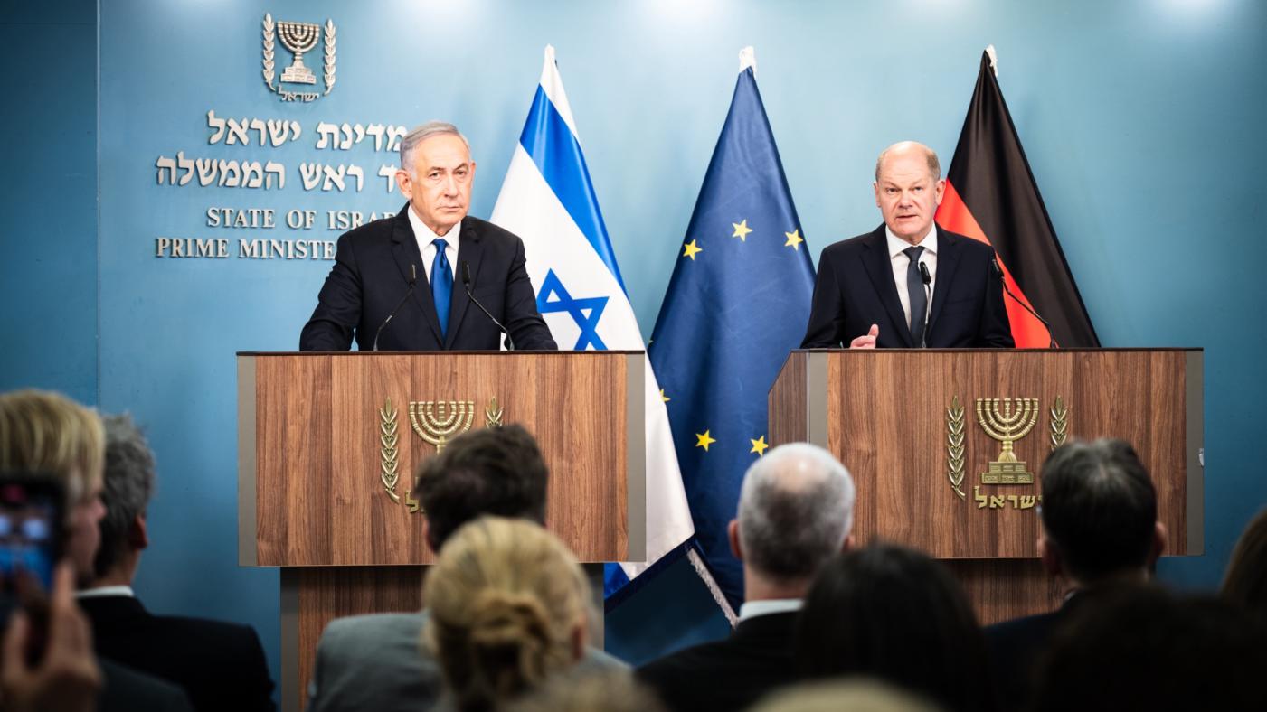  德國總理蕭茲（右）與以色列總理納坦雅胡（左）17日在耶路撒冷會面，會後召開聯合記者會。翻攝@Bundeskanzler「X」社群平台