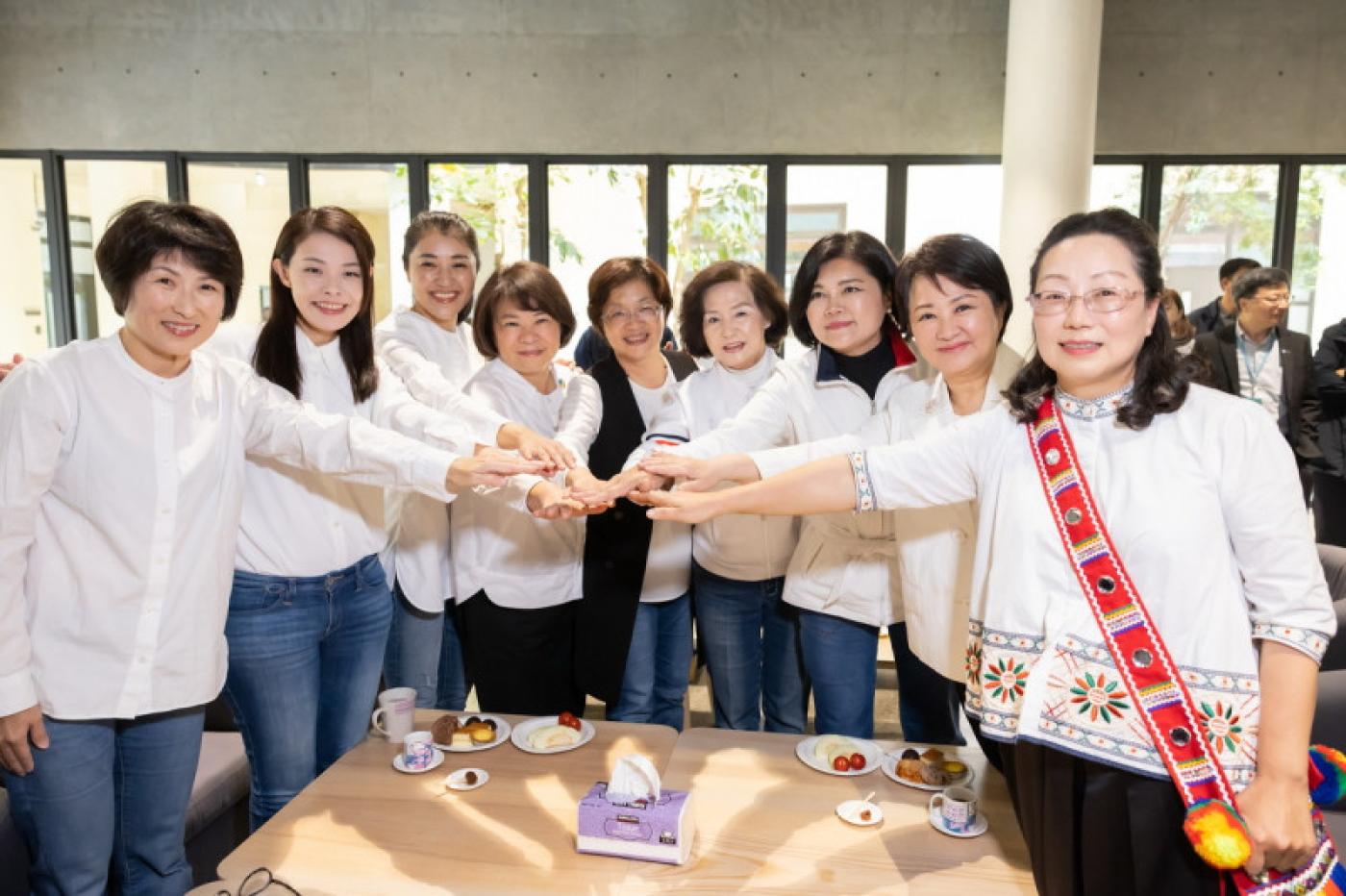 由9位女性縣市長組成的「女力縣市長聯盟」18日齊聚南投縣中興新村。南投縣政府提供