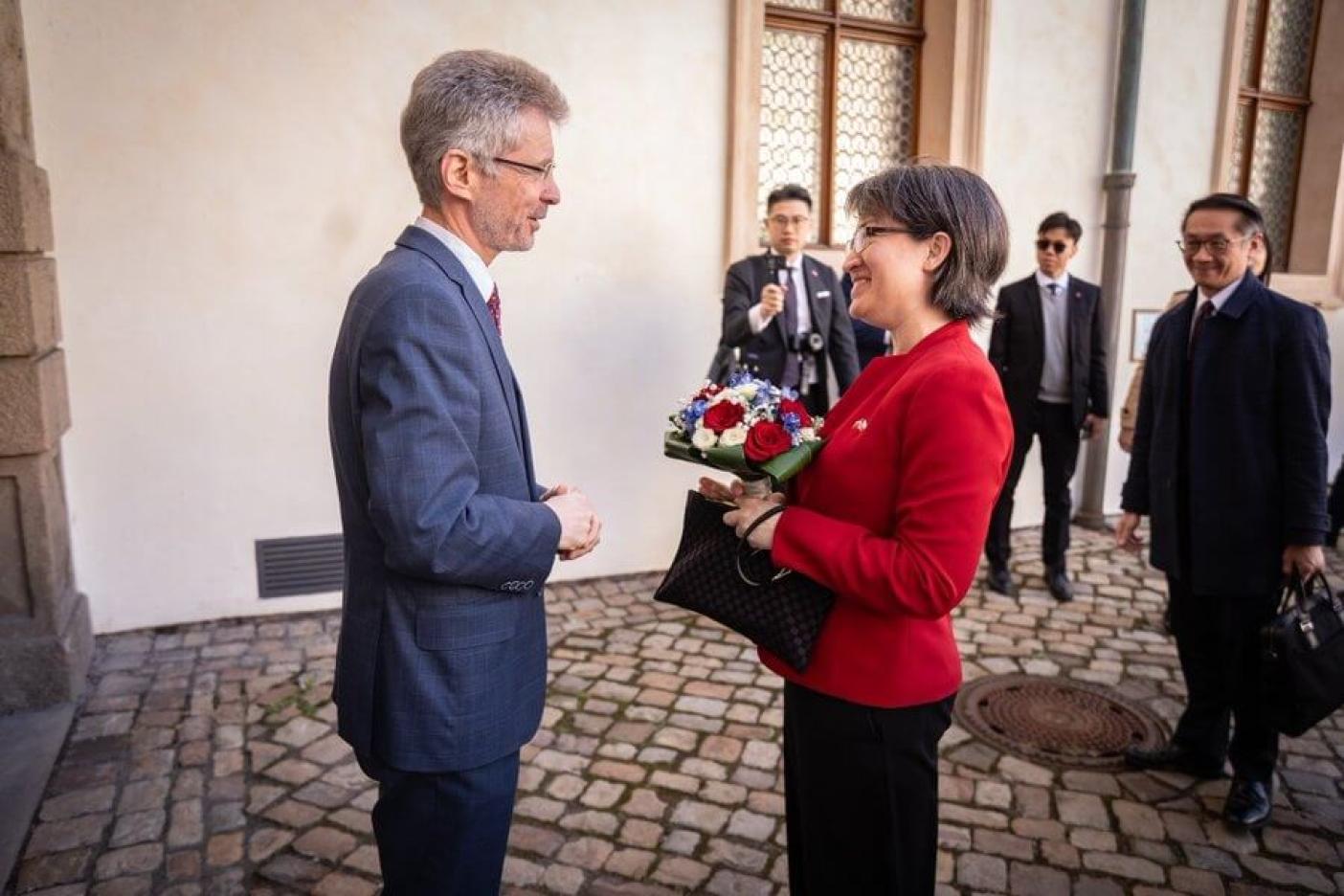 捷克參議院議長韋德齊（左）19日在X社群平台上發布與副總統當選人蕭美琴合照。翻攝自twitter.com/Vystrcil_Milos