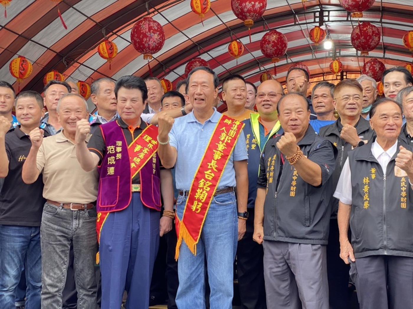 國民黨前中常委范成連（前排左三）去年9月替郭台銘站台。中央社
