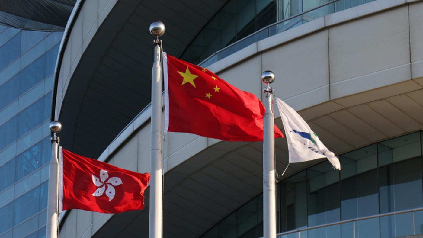 香港金紫荊廣場上飄揚的香港特別行政區區旗和中華人民共和國國旗。中央社