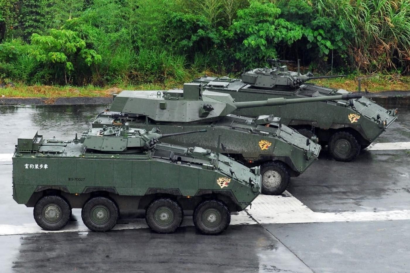 軍備局研發的１０５公厘輪型戰車（中）通過研發測評。資料照片／國防部提供