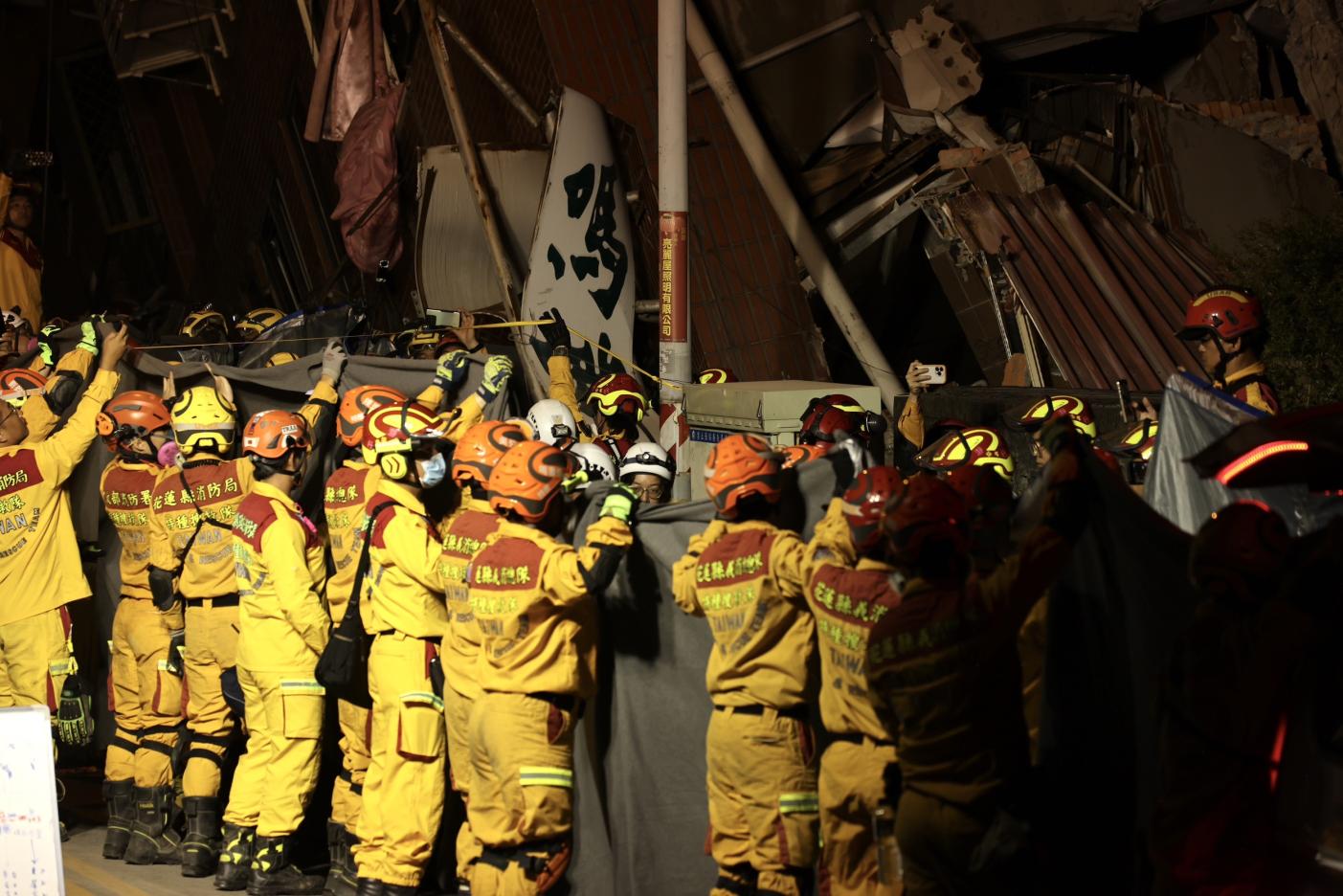 花蓮市天王星大樓3日因強震而嚴重傾斜，消防人員前往搜救。林啟弘攝