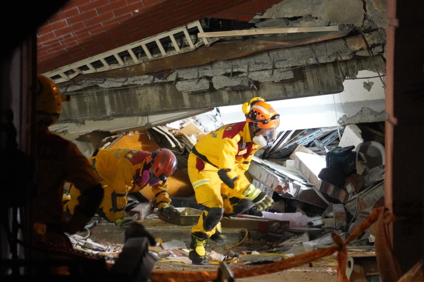 花蓮天王星大樓嚴重傾倒，搜救人員持續穿梭在現場斷垣殘壁間執行救援任務。中央社