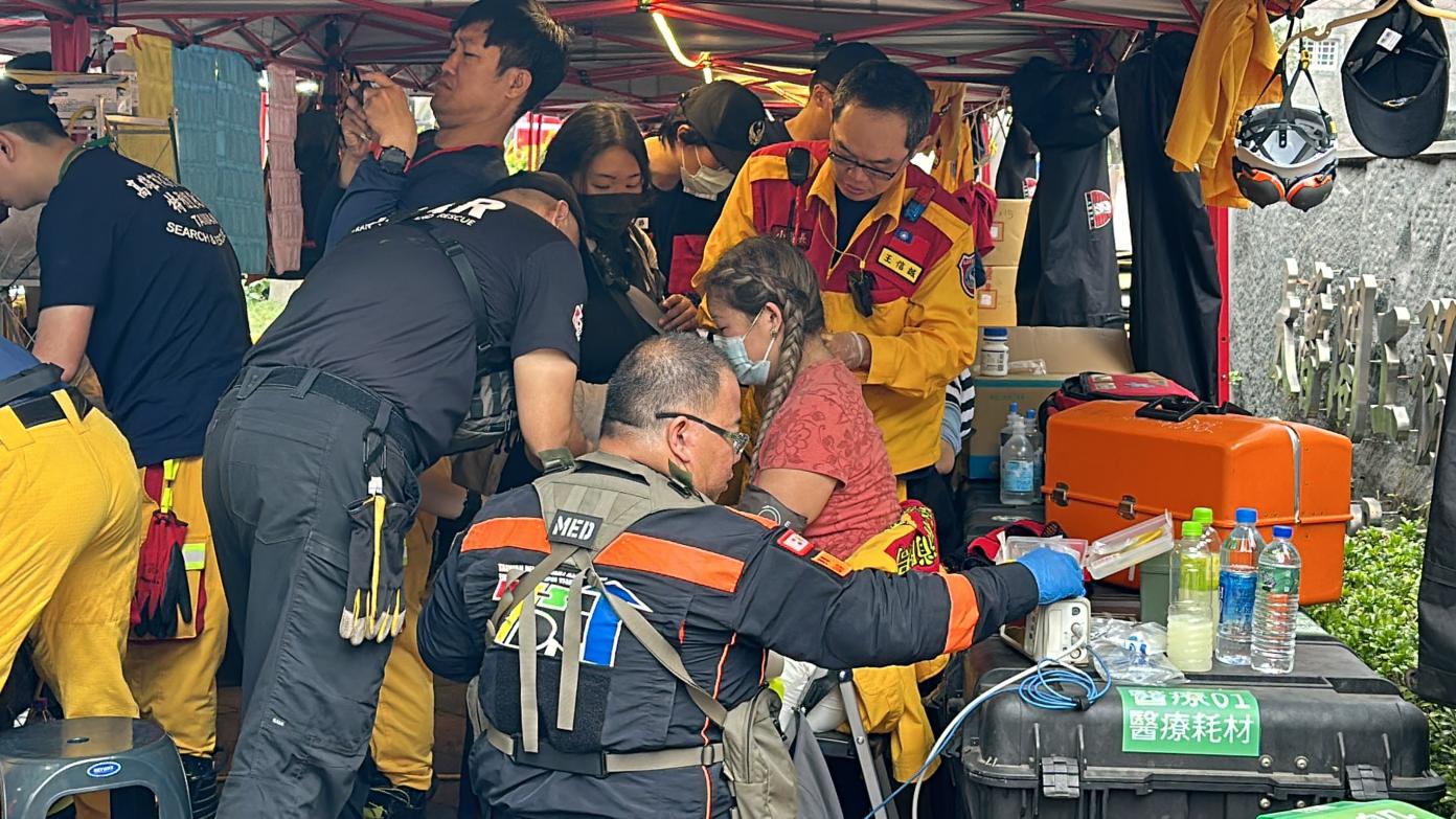 搜救人員尋獲在太魯閣國家公園受困的晶英酒店員工，載送受傷的民眾送醫。林啟弘攝