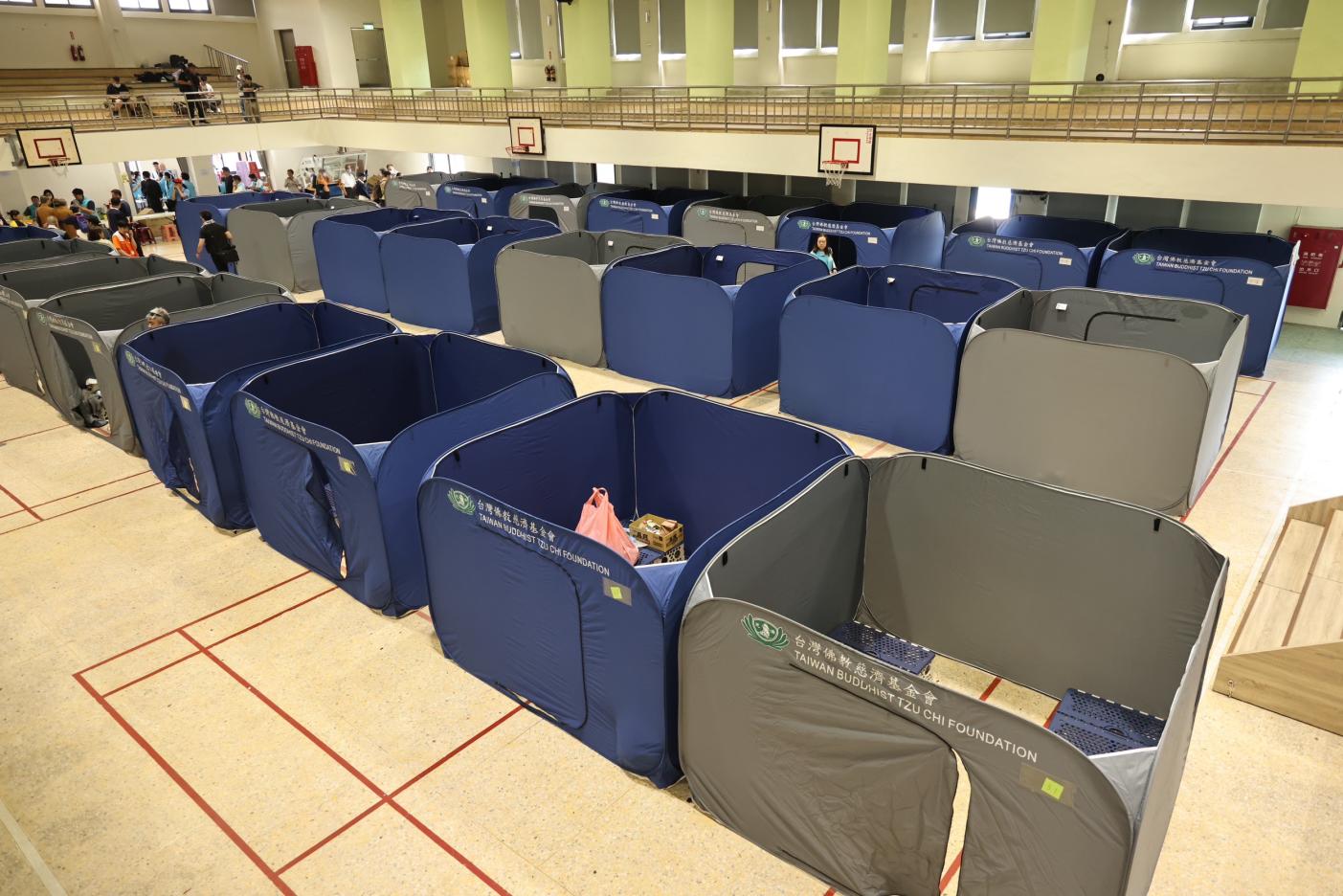 花蓮市中華國小避難中心內設置帳篷供災民使用。林啟弘攝