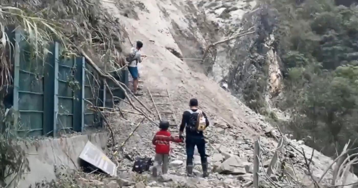 希臘救難英雄（左上)在地震發生時，在白楊步道先救出7人，又聯手保七員警等單位，再救出5人。保七第九大隊提供