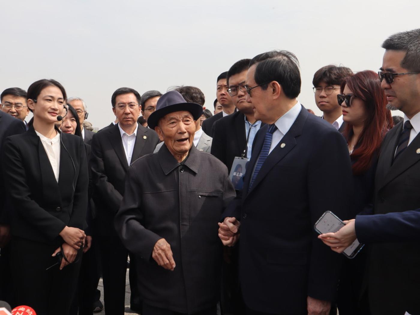 馬英九率團訪問中國，今天參觀盧溝橋，中方安排93歲的「七七事變」親歷者鄭福來（戴帽者）講述當年往事。中央社