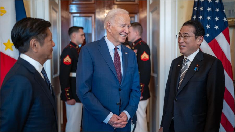 美日菲領袖峰會首度登場　拜登：美國對日菲防禦承諾「堅如鐵甲」