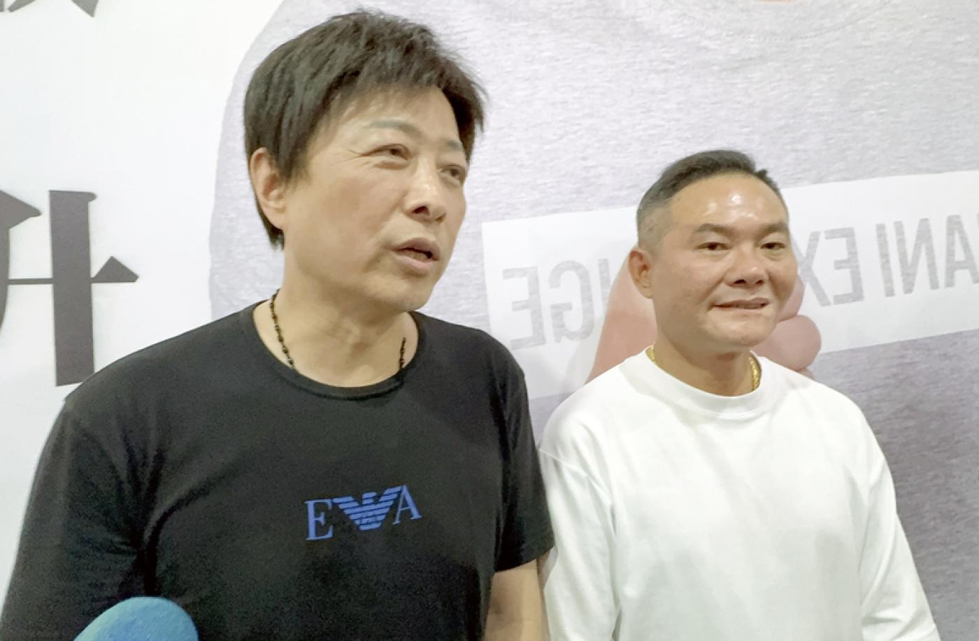 無黨籍候選人林嘉弘（左）13日傍晚在國民黨立委丁學忠（右）陪同下出面，自行宣布當選。中央社
