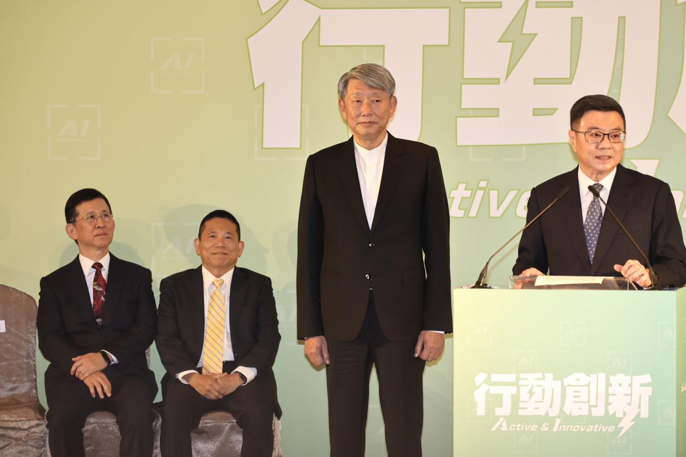 準閣揆卓榮泰（右一）16日公布崇越集團董事長郭智輝（右二）將出任經濟部長。林啟弘攝