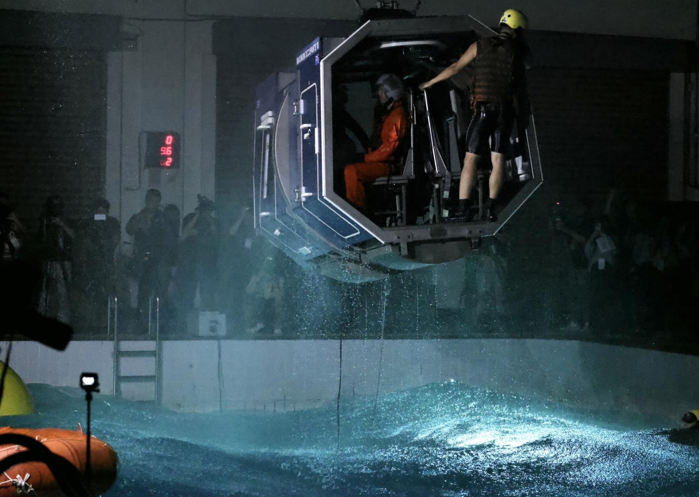 國防部首度公開空勤人員求生訓練, 其中以水中棄艙逃生離死神最近。林啟弘攝