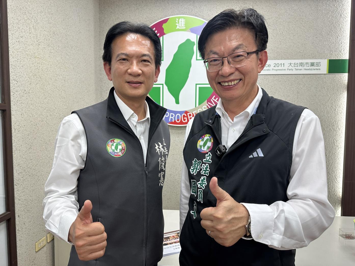 立委郭國文（右）參選台南市黨部主委，被視為立委林俊憲角逐市長初選的「造王者」。辛啓松攝