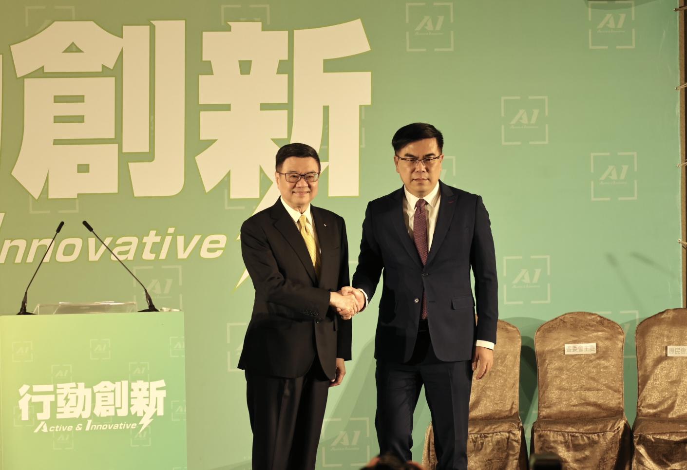 準行政院長卓榮泰（左）19日宣布，彭啟明接任環境部長（右）。林啟弘