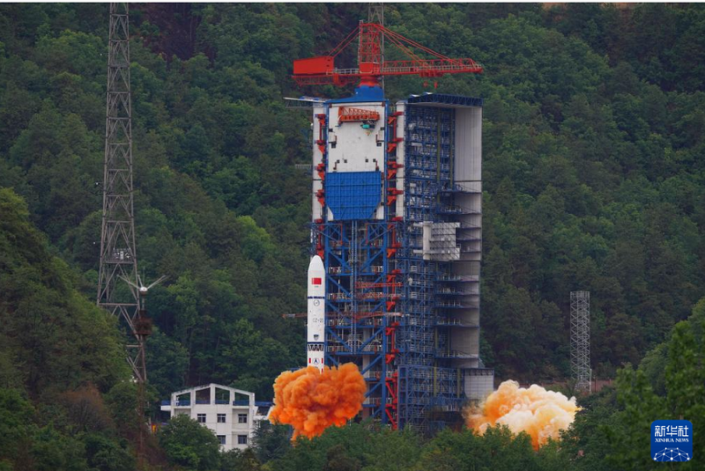 中國位於四川的西昌衛星發射中心今（21日）早上7時許執行運載火箭搭載衛星發射任務。翻攝新華社