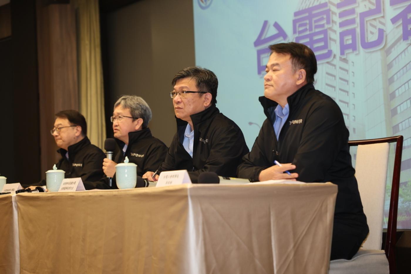 台電總經理王耀庭（左2）22日出席記者會表示，請辭是為台電負責，留下來也是要為台電負責。中央社