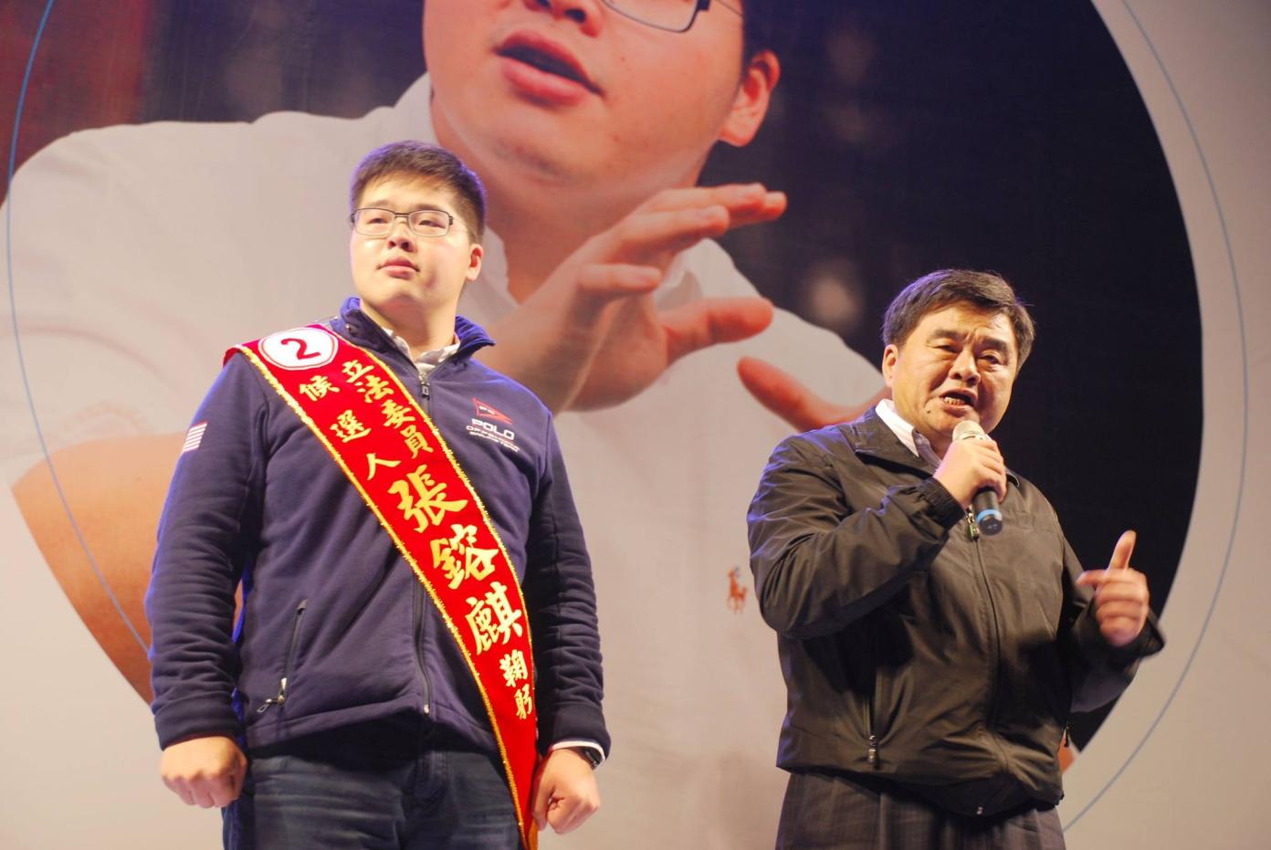 張榮味（右）兒子張鎔麒（左）2016年曾參選立委。資料照片／翻攝張鎔麒臉書