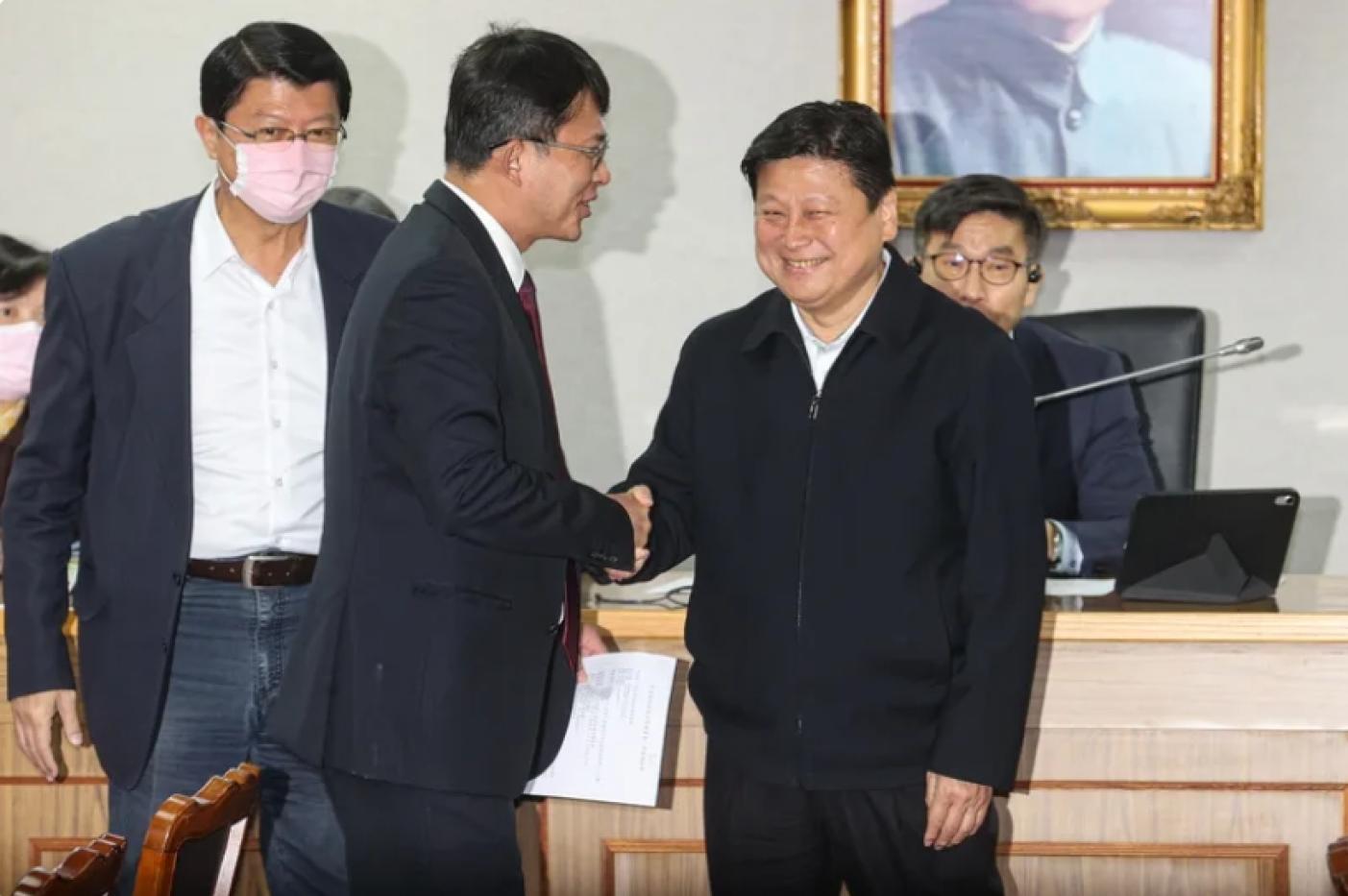 柯建銘批傅崐萁(右)與黃國昌(左)聯手，台灣國會已走向香港化。中央社資照