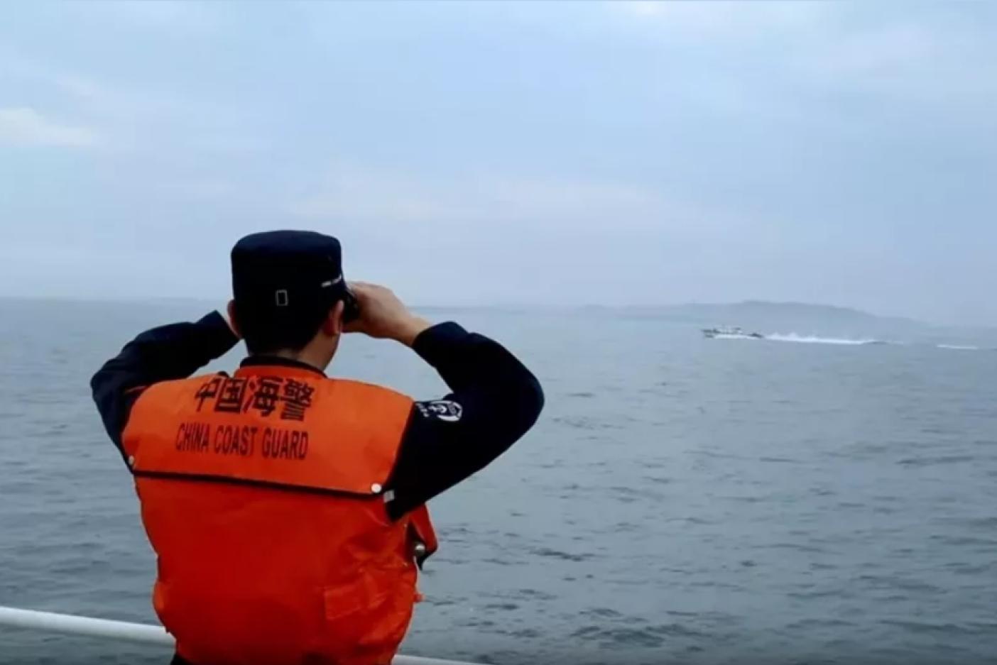中國海警29日在金門海域巡查，用望遠鏡監控我方海巡船隻。翻攝微博